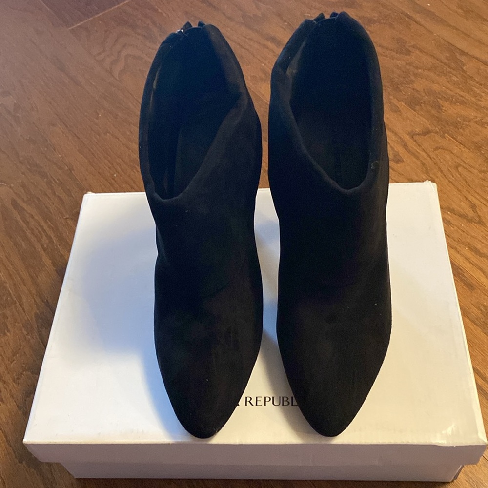 NIB Banana Republic Black Suede Booties, Size 9.5, 4” heels, beautiful shoes - Picture 3 of 8